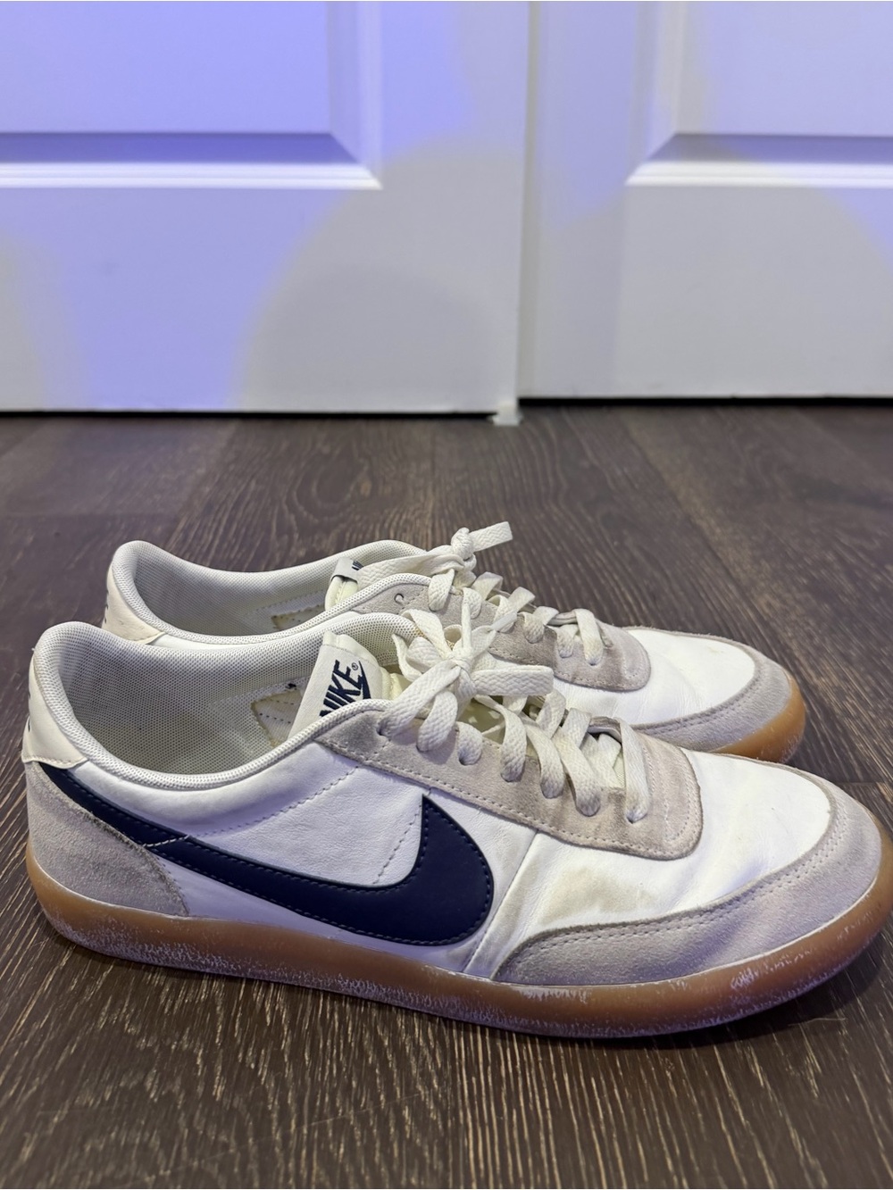 Nike Men’s White, Navy & Gum Low-Top Sneakers